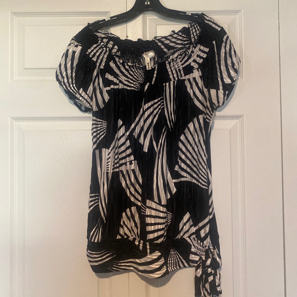 CUTE HEART SOUL BLACK AND WHITE SHORT SLEEVE BLOUSE LARGE